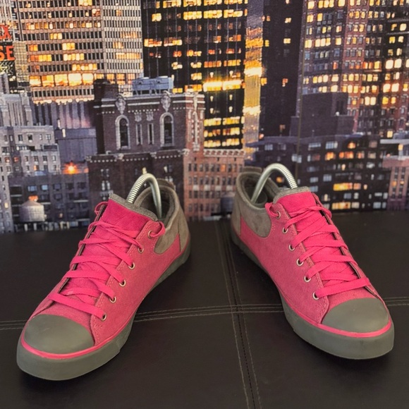 Rare Women's Ugg s sneakers size 9.5 - Picture 2 of 7